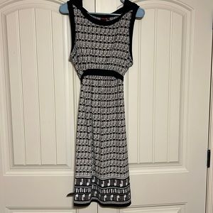 Women’s sleeveless dress with high waisted belt XL